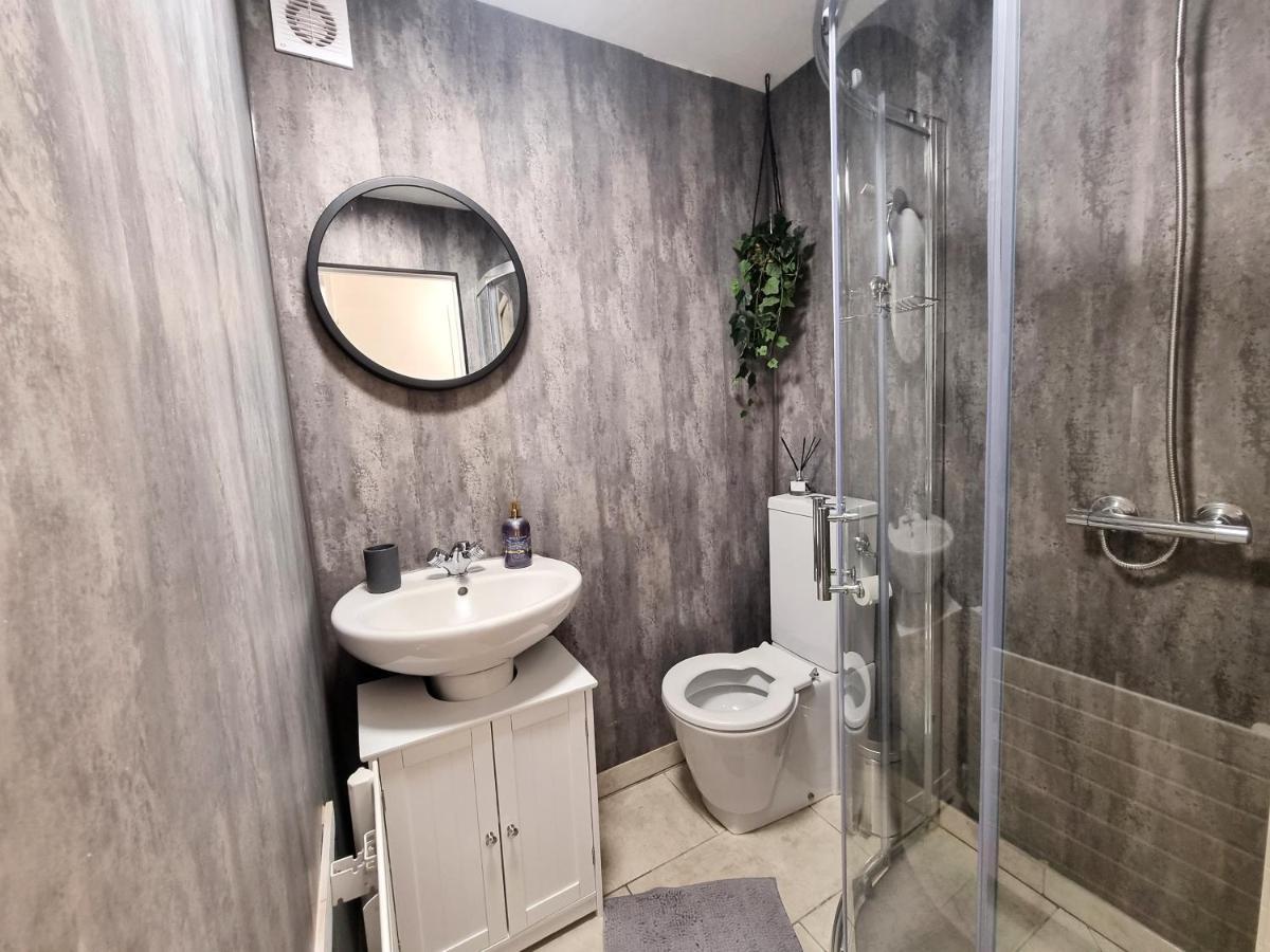 Cosy Apartment Nearby Train Station! واتفورد المظهر الخارجي الصورة